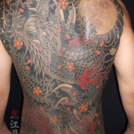 満月龍の刺青
