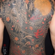 満月龍の刺青