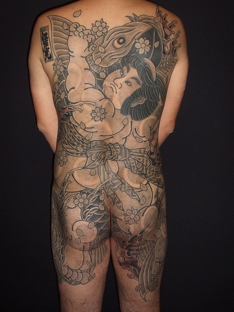 金太郎の抱き鯉の背中の刺青タトゥー