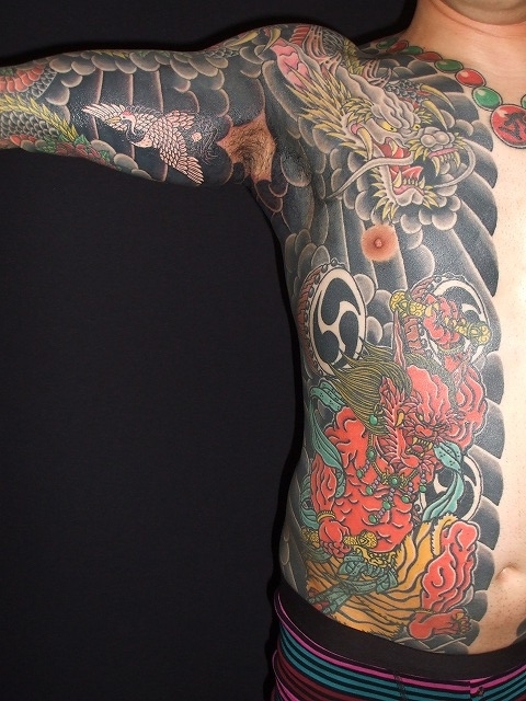 鶴の隠し彫りの刺青タトゥー 胸割りの刺青 東京 刺青 タトゥー 和彫り 洋彫り 刺青師二代目江戸光