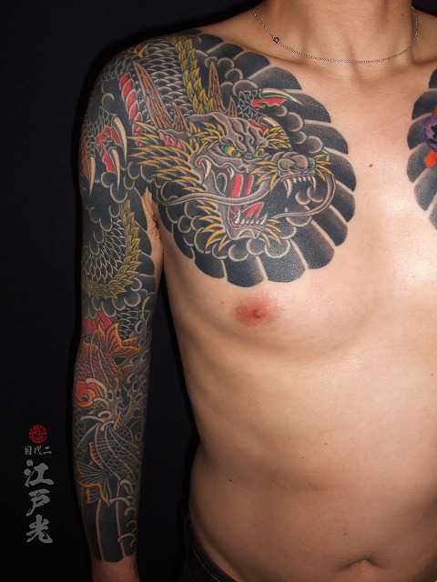 龍、金魚の刺青タトゥー、黒龍、腕、額彫り、ひかえ、カイナ、九分
