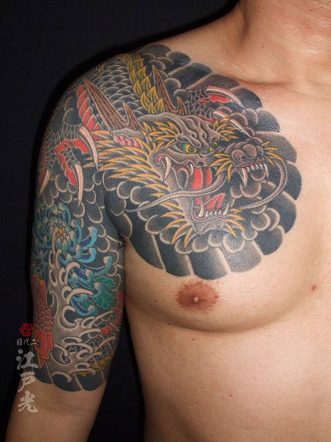 黒龍、菊、金魚の刺青タトゥー dragon tattoo arm wabori Japanese tattoo 額彫り、五分、ひかえ、カイナ