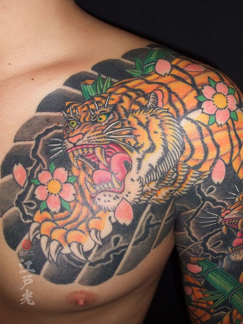 虎の刺青タトゥー、腕、額彫り、竹、ひかえ、カイナ、七分