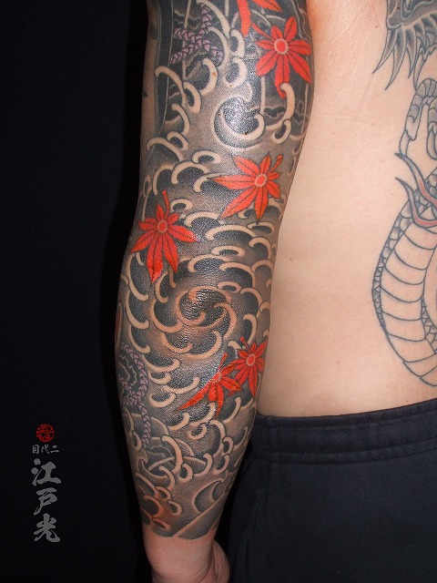 渦潮の刺青タトゥー、能面、紅葉