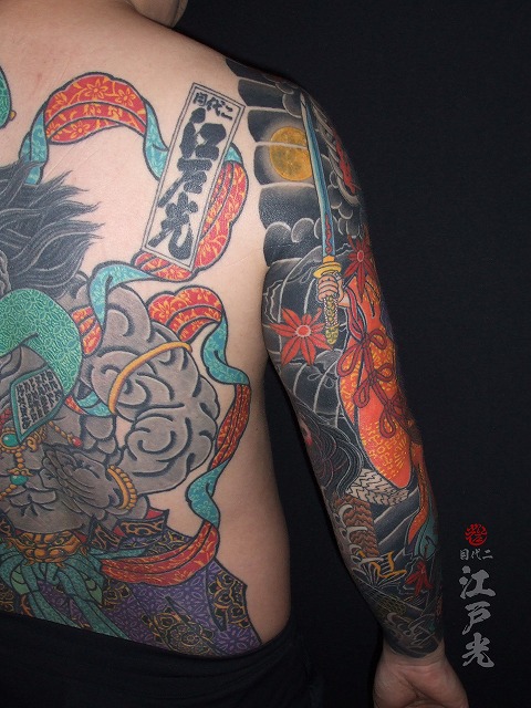満月、額彫り、腕の刺青タトゥー