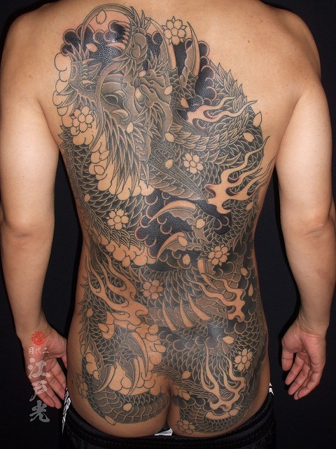 龍の刺青タトゥー、背中、和彫り、カラス彫り