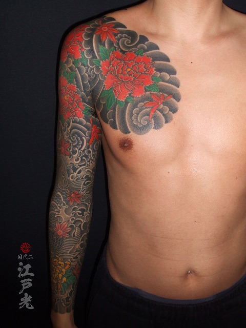 牡丹、紅葉、腕、額彫り、長袖の刺青
