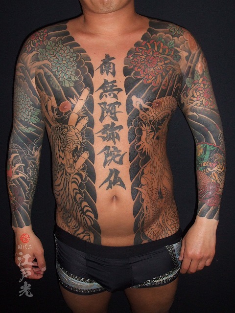 龍虎、胸割りの刺青
