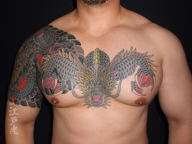 坐龍、正面龍、黒龍、両胸、額彫り四分の刺青
