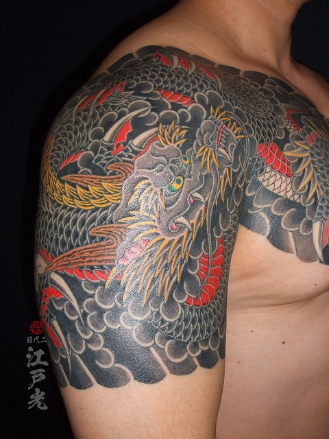 黒龍、額彫り四分の刺青