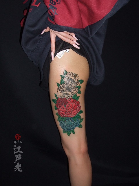 芍薬（シャクヤク）の刺青タトゥー、女性、太もも、足