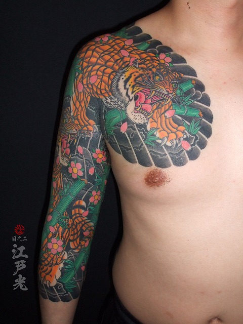 虎の刺青、竹、桜