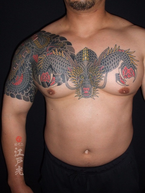 坐龍、正面龍、黒龍、腕額彫り、四分、ひかえ、カイナの刺青タトゥー