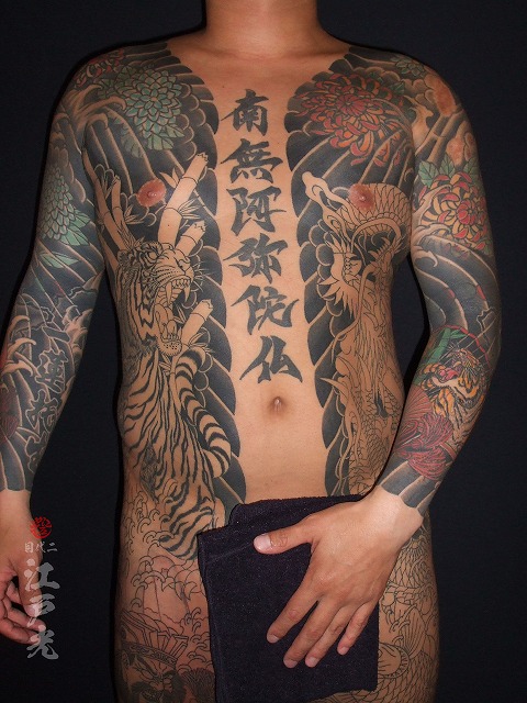 胸割り総身彫りの刺青