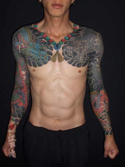 龍の刺青、首に数珠、両腕、額彫り、長袖、十分、タトゥー：東京刺青師二代目江戸光