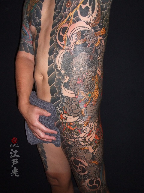 雷神の刺青、胸割り、和彫り、タトゥー：東京刺青師二代目江戸光