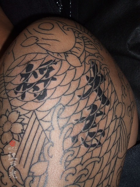 鯉の鱗に隠れ漢字の刺青タトゥー：東京刺青師二代目江戸光
