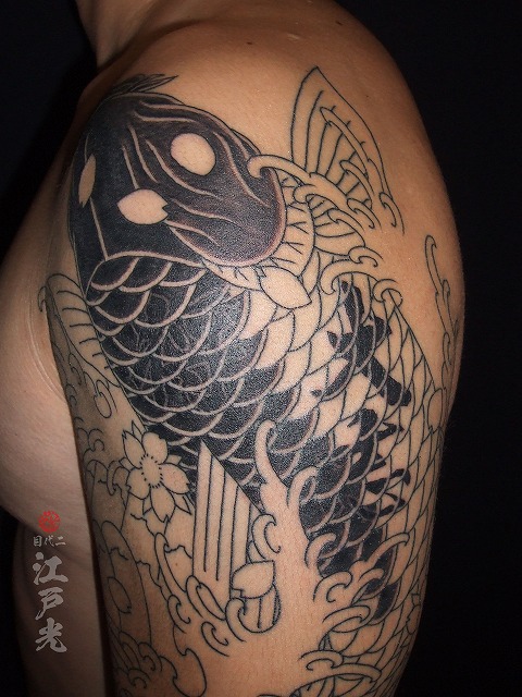 鯉の鱗に隠れ漢字の刺青タトゥー：東京刺青師二代目江戸光