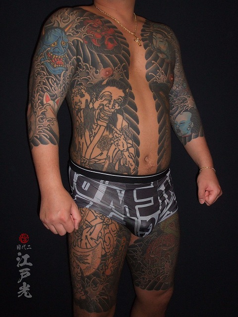 墓石と塔婆、胸割りの刺青、和彫り、タトゥー：東京刺青師二代目江戸光