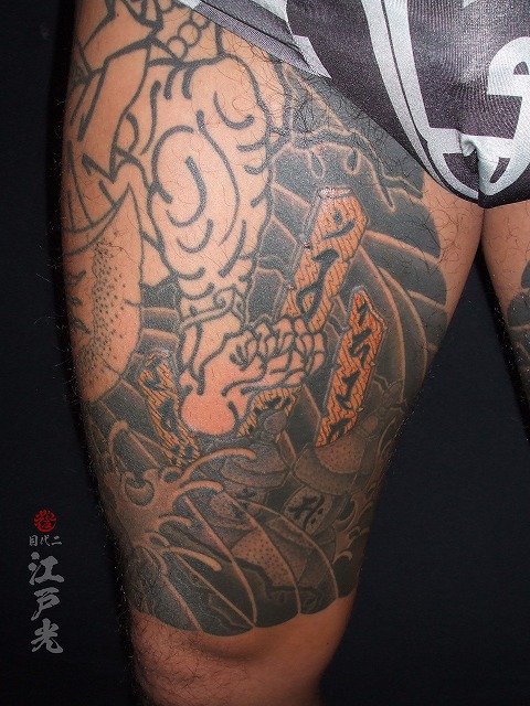 墓石と塔婆、胸割りの刺青、和彫り、タトゥー：東京刺青師二代目江戸光