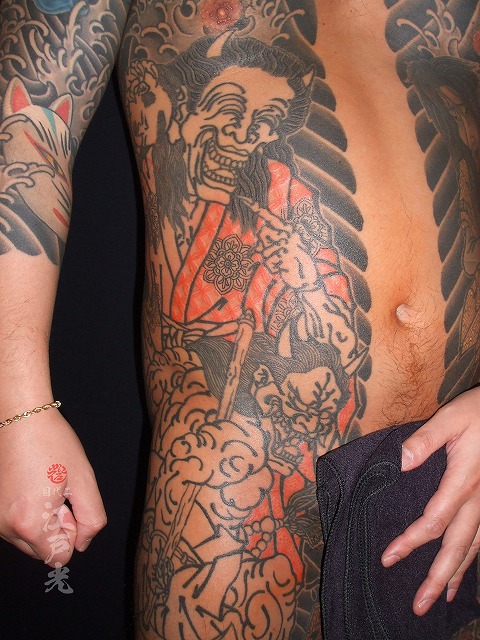 笑い般若の刺青、胸割り、和彫り、タトゥー：東京刺青師二代目江戸光