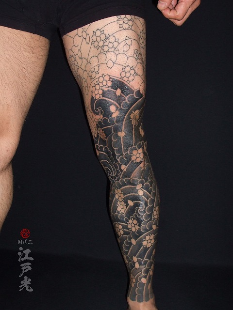 桜吹雪の刺青、足、タトゥー：東京刺青師二代目江戸光