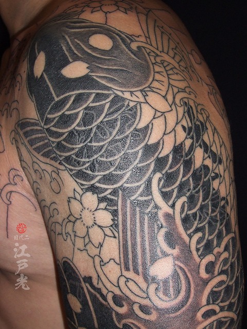 鯉の刺青、うろこに隠れ漢字、タトゥー：東京刺青師二代目江戸光