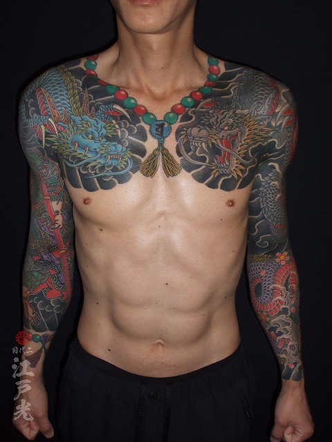 龍の刺青、腕、額彫り、首に数珠