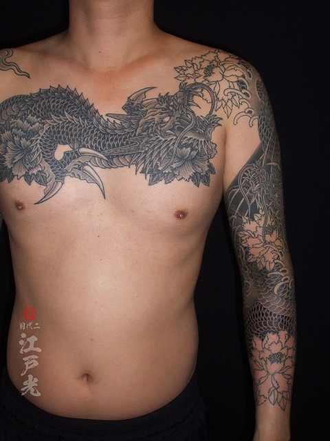龍の刺青、カラス彫り、腕、胸、タトゥー：東京刺青師二代目江戸光