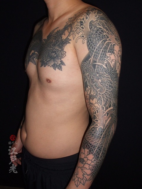 龍の刺青、カラス彫り、腕、胸、タトゥー：東京刺青師二代目江戸光