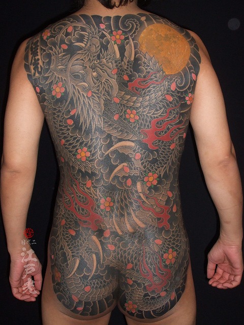 2025年黒龍と満月、桜の刺青、背中
