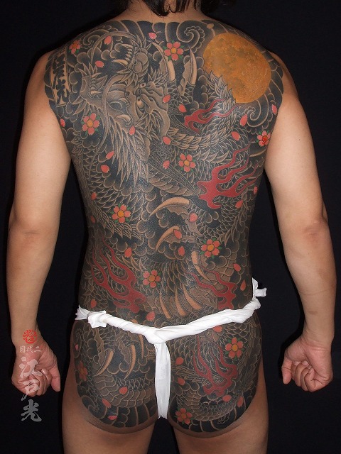 満月龍の刺青、背中、和彫り、甲羅彫り、タトゥー：東京刺青師二代目江戸光