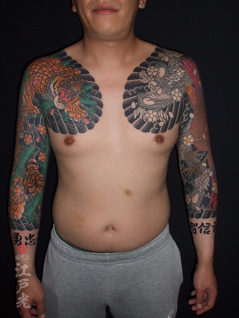 鳳凰と虎の刺青、腕、額彫り、漢字見切り、タトゥー：東京刺青師二代目江戸光