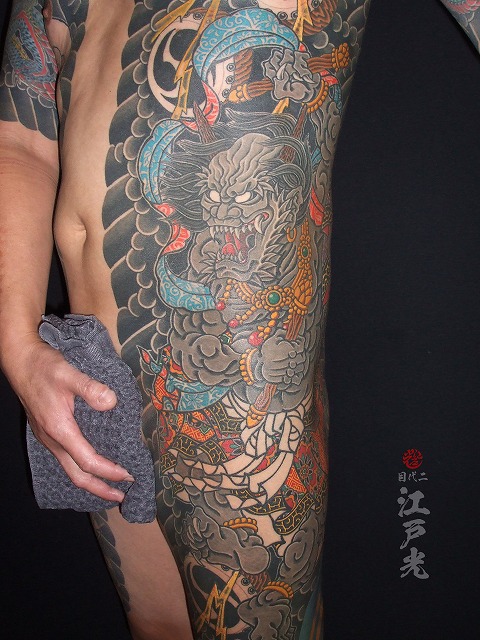 胸割りの刺青、雷神、和彫り、タトゥー：東京刺青師二代目江戸光