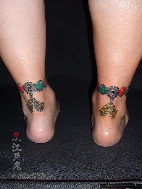 足首に数珠の刺青タトゥー：東京刺青師二代目江戸光