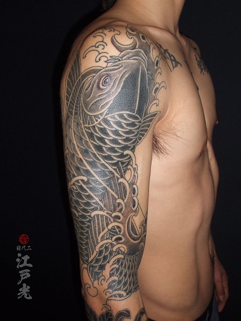 鯉のカラス彫り、刺青、腕、タトゥー：東京刺青師二代目江戸光