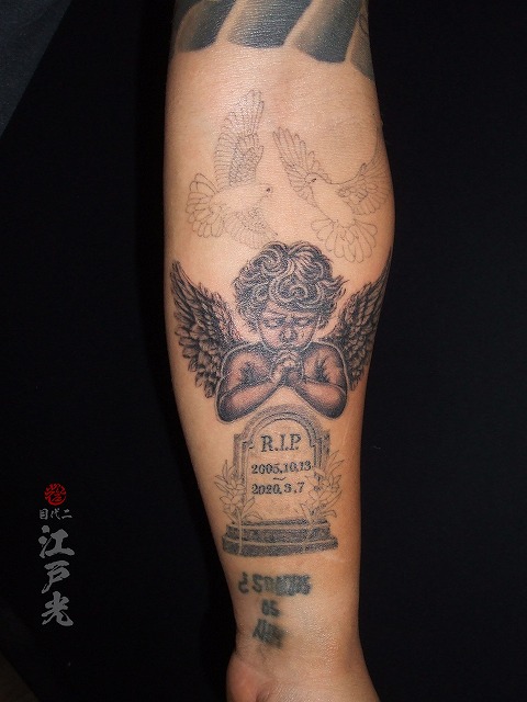 天使、墓石の刺青タトゥー、カラス彫り、ブラックアンドグレー：東京刺青師二代目江戸光