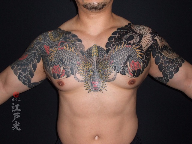 龍の刺青、両胸、坐龍、正面龍、腕、額彫り、タトゥー：東京刺青師二代目江戸光