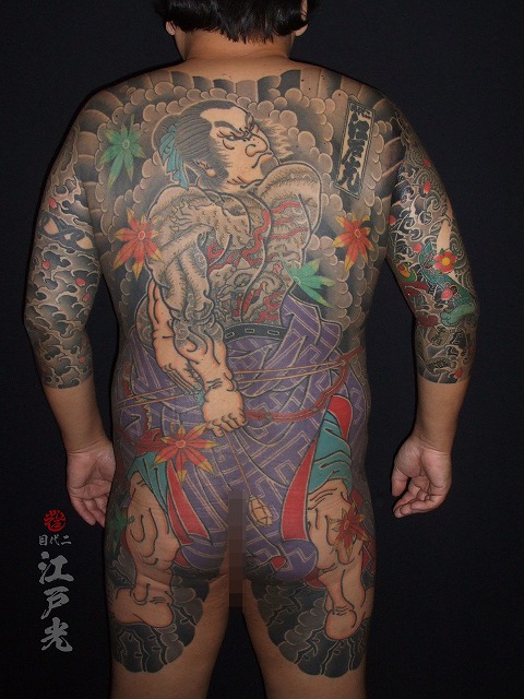 背中に旱地忽律朱貴（かんちこつりつしゅき）刺青タトゥー：東京刺青師二代目江戸光