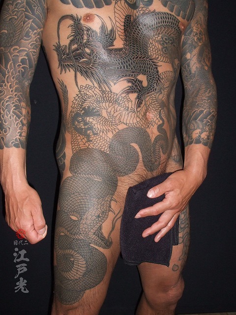 龍と蛇のカラス彫りの刺青、腹、太もも、タトゥー：東京刺青師二代目江戸光