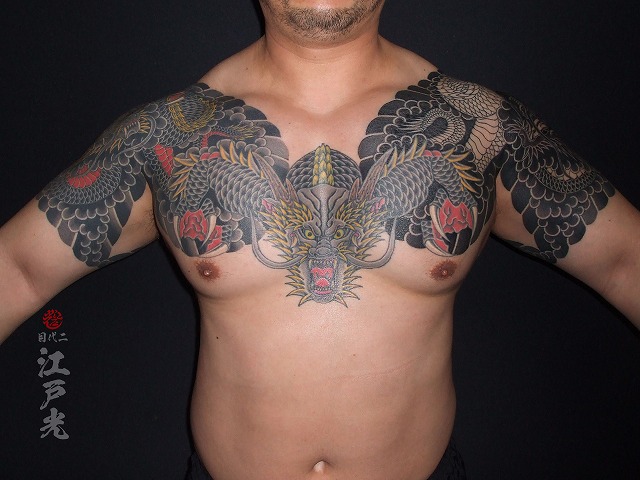 龍の刺青、腕、胸、和彫り、坐龍、正面龍、タトゥー：東京刺青師二代目江戸光