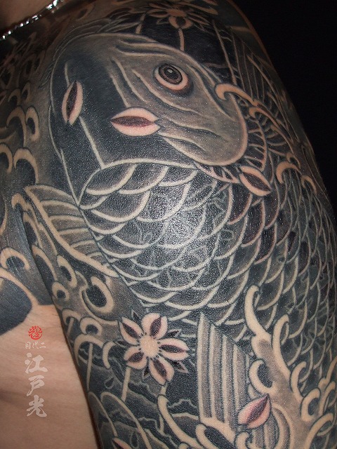 鯉の刺青、うろこの中に隠れ漢字、腕、額彫り、カラス彫り、タトゥー：東京刺青師二代目江戸光