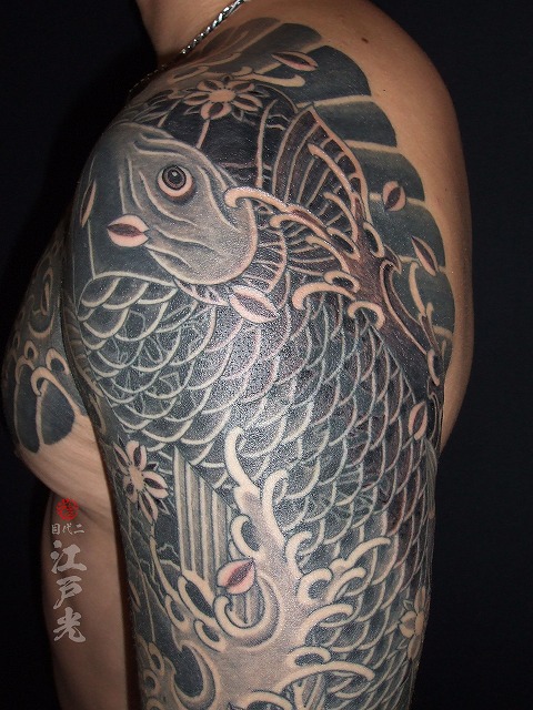 鯉の刺青、うろこの中に隠れ漢字、腕、額彫り、カラス彫り、タトゥー：東京刺青師二代目江戸光