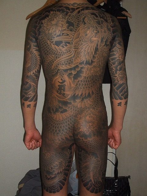 2012年黒龍の刺青、背中、カラス彫り、牡丹