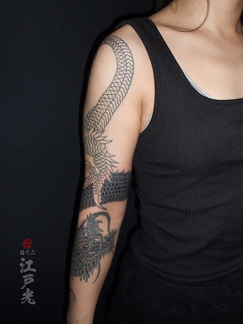 龍の刺青、女性、腕、カラス彫り、タトゥー：東京刺青師二代目江戸光