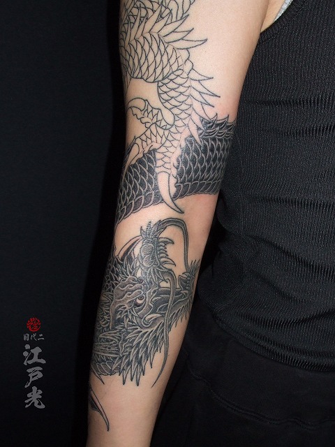 龍の刺青、女性、腕、カラス彫り、タトゥー：東京刺青師二代目江戸光