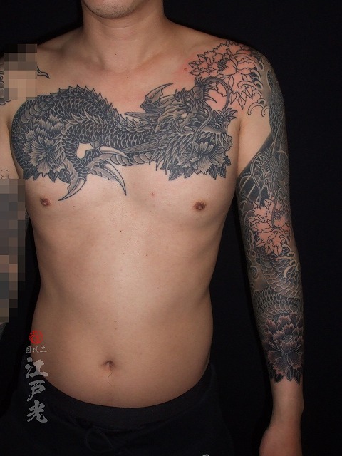 龍の刺青、カラス彫り、腕、和彫り、タトゥー：東京刺青師二代目江戸光