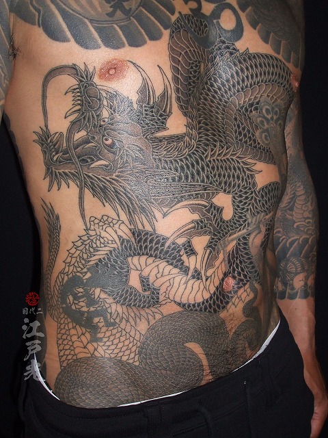 龍の刺青、カラス彫り、腹、和彫り、タトゥー：東京刺青師二代目江戸光