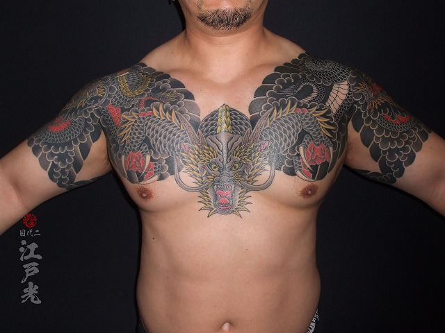 坐龍、正面龍、黒龍の刺青、腕、両額彫りタトゥー：東京刺青師二代目江戸光