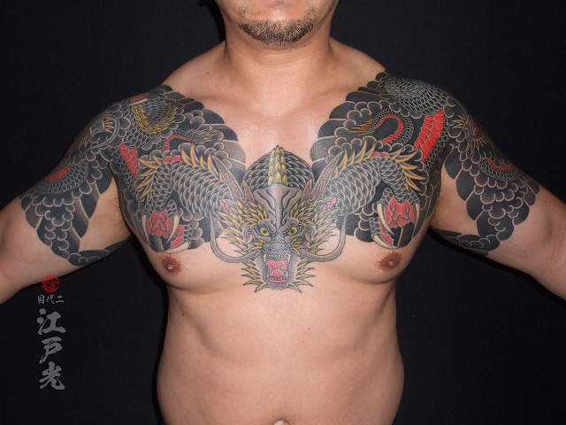 龍の刺青、坐龍、正面龍、黒龍、両腕、額彫り、四分袖、タトゥー：東京刺青師二代目江戸光